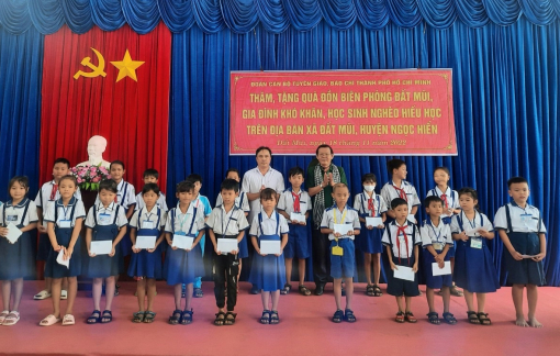 Đoàn công tác tuyên giáo, báo chí, xuất bản TPHCM trao quà gia đình chính sách, học sinh giỏi tại Cà Mau