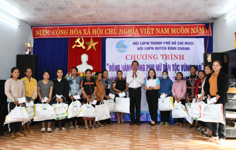 Hơn 200 phần quà cho hội viên phụ nữ, trẻ em khó khăn ở Quảng Nam