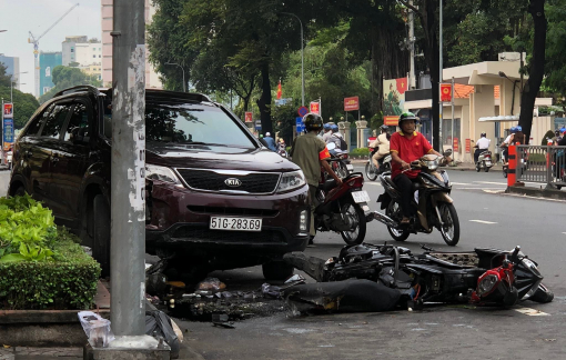 Ô tô tông gãy 2 biển báo giao thông, húc văng đôi nam nữ đi xe máy