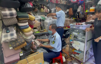 Thu giữ hàng ngàn túi xách, quần áo, đồng hồ, mỹ phẩm giả tại Trung tâm An Đông