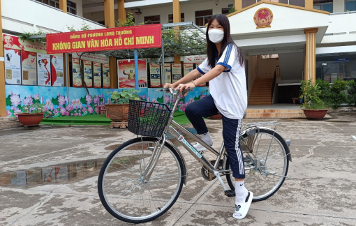 Thành phố Thủ Đức: Tặng học bổng, xe đạp cho các em học sinh khuyết tật, mồ côi