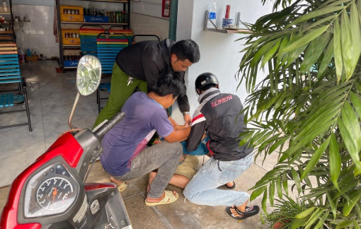 Thượng uý công an cùng người dân bắt kẻ cướp cầm dao