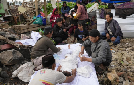 Số người chết trong trận động đất ở Indonesia lên 252, hầu hết là trẻ em