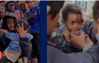 Cứu sống bé trai 5 tuổi bị mắc kẹt gần 3 ngày dưới đống đổ nát động đất ở Indonesia