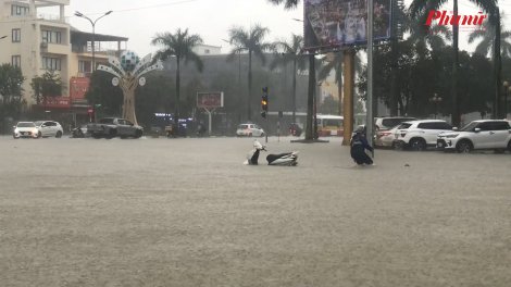 Thành phố Vinh ngập nặng trong mưa lớn, xe chết máy la liệt trên đường