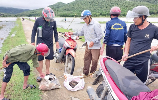 Treo thưởng 3.000 đồng một đuôi chuột, cả làng kéo nhau đi săn chuột