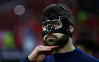 Tại sao các cầu thủ tại World Cup 2022 đeo mặt nạ kỳ lạ trên sân?