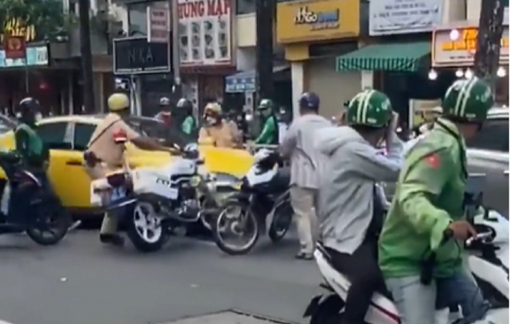 Ô tô tông vào mô tô đặc chủng của CSGT TPHCM rồi tháo chạy