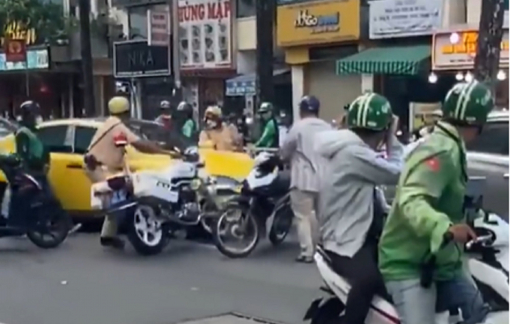 Vụ ô tô tông xe mô mô CSGT TPHCM rồi tháo chạy: Tài xế nói do chở con đi khám bệnh nên hoảng loạn