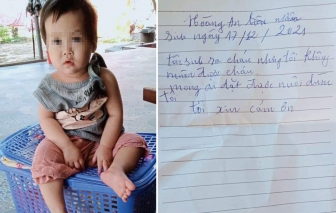 Bé gái 1 tuổi ngồi khóc bên giỏ đồ cùng lời nhắn 'nhờ nuôi dùm'