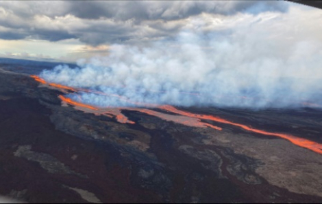 Núi lửa lớn nhất thế giới phun trào ở Hawaii
