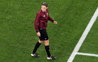Stéphanie Frappart trở thành nữ trọng tài đầu tiên "ra quân" tại World Cup 2022