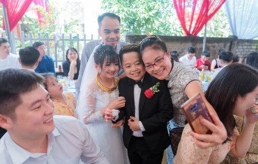 Chuyện tình gây “bão mạng” của cặp vợ chồng “tí hon” ở Nghệ An