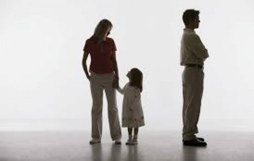 Ly hôn, con ở với cha có nguy cơ bị ngược đãi, phải làm sao?