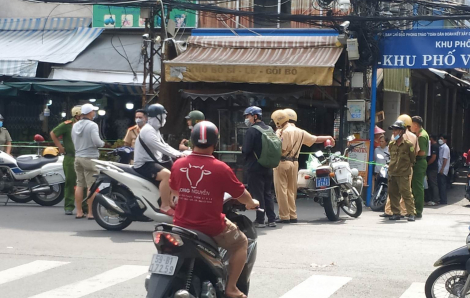 Bị phát hiện mang theo hung khí, 2 thanh niên tháo chạy, gây tai nạn giao thông