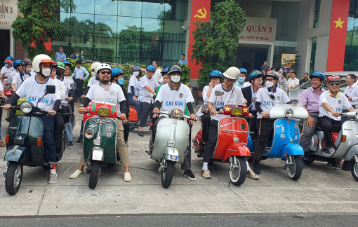 Quận 3 mở tour tham quan bằng xe vespa