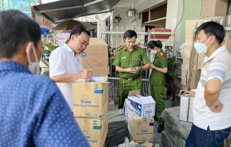 Phát hiện kho chứa số lượng lớn hàng hóa nghi nhập lậu ở An Giang