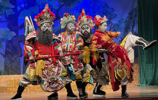 Hát bội TPHCM “đem chuông đi đánh xứ người”