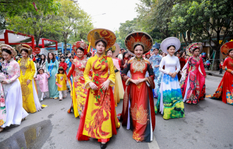 Hà Nội: Gần 1.000 người diễu hành biểu diễn áo dài trên phố đi bộ