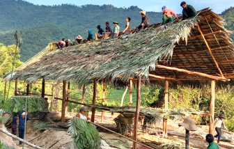 Nhường phòng cho học trò, giáo viên “cắm bản” ra nhà tranh ở tạm