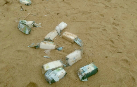 Sau Quảng Nam, Đà Nẵng đến Quảng Ngãi phát hiện nhiều gói "nghi" ma túy dạt vào bờ biển