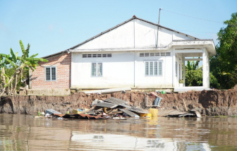 Sạt lở nghiêm trọng ở Vĩnh Long, 13 căn nhà lọt xuống sông