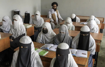 Nữ sinh Afghanistan “được” thi tốt nghiệp dù bị cấm đến trường