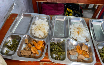 TPHCM: Kiểm tra đột xuất bếp ăn 1 trường tiểu học bị tố chưa đảm bảo