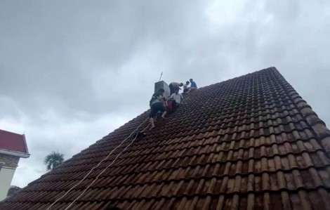 Giải cứu thành công nam thanh niên leo lên nóc nhà cao tầng có ý định tự tử