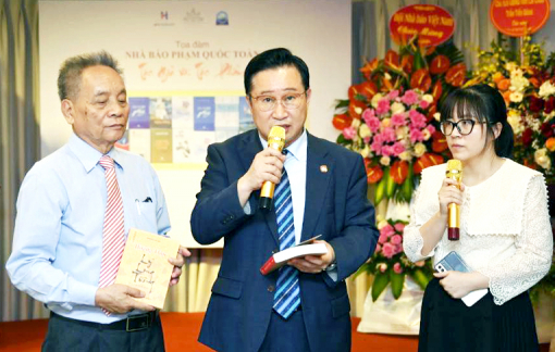 Cô gái Việt đam mê dịch sách Hàn