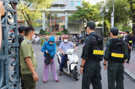Hàng trăm người dân đến xem phiên toà xét xử Nguyễn Thái Luyện và đồng phạm