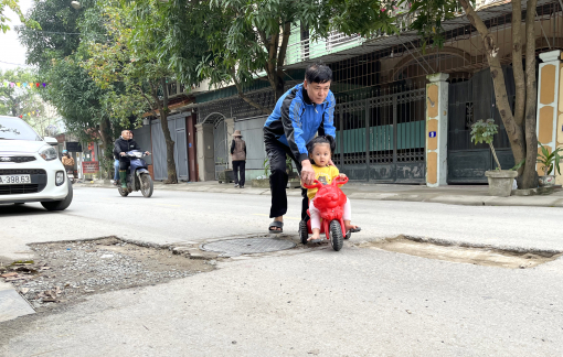 Đường hơn 10 tỉ chưa kịp bàn giao đã sụt lún, chi chít “ổ gà”