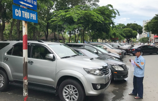 TPHCM: Xe ô tô đóng phí 1 giờ nhưng đỗ nhiều giờ
