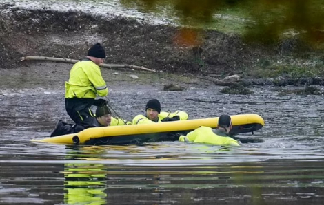 3 bé trai chết cóng sau khi rơi xuống hồ đóng băng