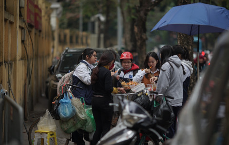 Xe bán xiên que dày đặc trước cổng trường ở Hà Nội