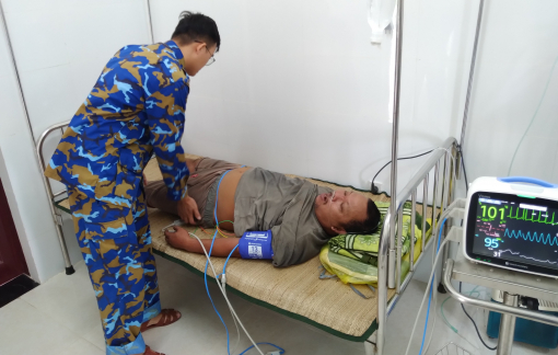 Cấp cứu kịp thời cho ngư dân bị đột quỵ não khi lao động trên biển