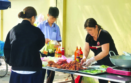 Khi cổng trường bị biến thành bếp ăn dã chiến