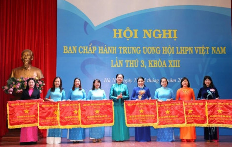Dẫn đầu phong trào thi đua năm 2022, Hội LHPN TPHCM được tặng cờ thi đua