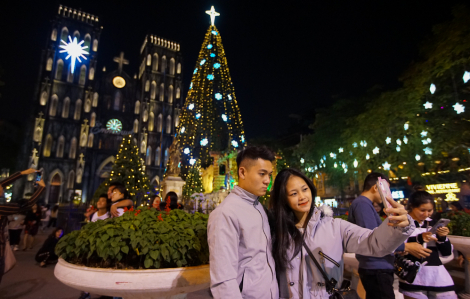 Giới trẻ thích thú chụp ảnh bên cây thông Noel khổng lồ