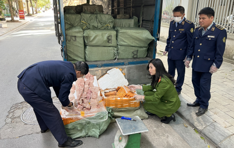 Hà Nội phát hiện xe tải chở gần 2 tấn nầm lợn, tràng trứng gà trôi nổi
