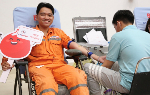 Gần 300 công nhân viên, người lao động EVNHCMC tham gia hiến máu nhân đạo
