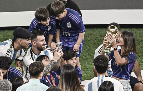 Khoảnh khắc Messi cùng gia đình hạnh phúc bên chiếc cúp vàng World Cup