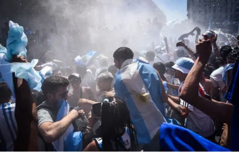 Người dân Argentina tưng bừng ăn mừng vô địch World Cup