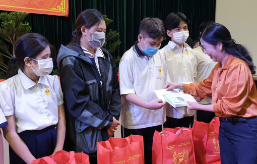 100% trẻ mồ côi vì COVID-19 tại quận 8 được bảo trợ hàng tháng đến năm 18 tuổi
