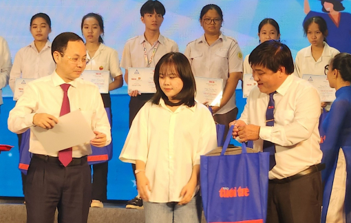 2,3 tỉ đồng tiếp sức tân sinh viên đến trường
