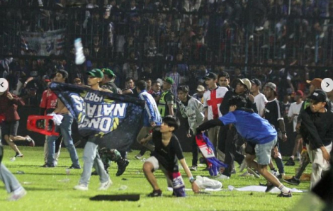 Gia đình các nạn nhân vụ giẫm đạp tại sân vận động Indonesia khởi kiện