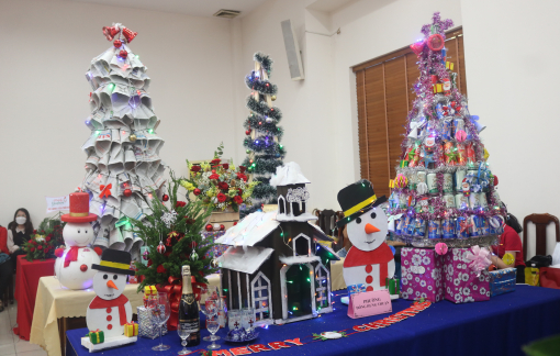 Những cây thông Noel làm từ vật liệu tái chế