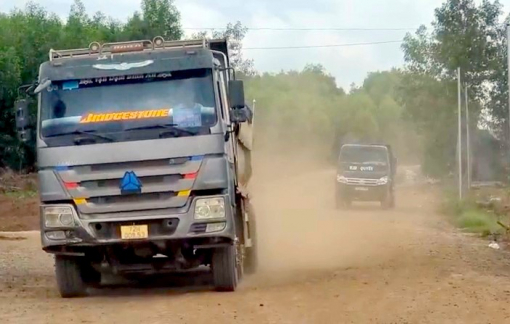 Dân khổ sở với "bão bụi" từ xe chở đất nạo vét lòng hồ Đá Đen