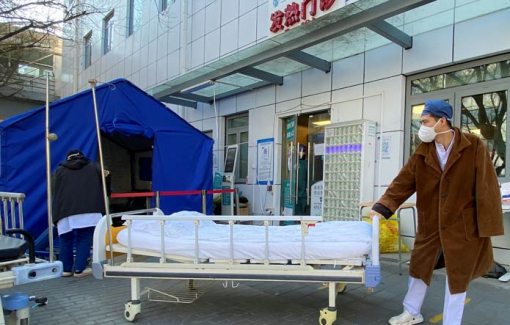 Chứng khoán Trung Quốc tụt dốc sau khi nước này nới lỏng biện pháp kiểm dịch