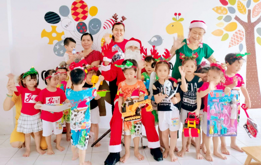 Những món quà vô giá từ hai ông già Noel ngoại quốc